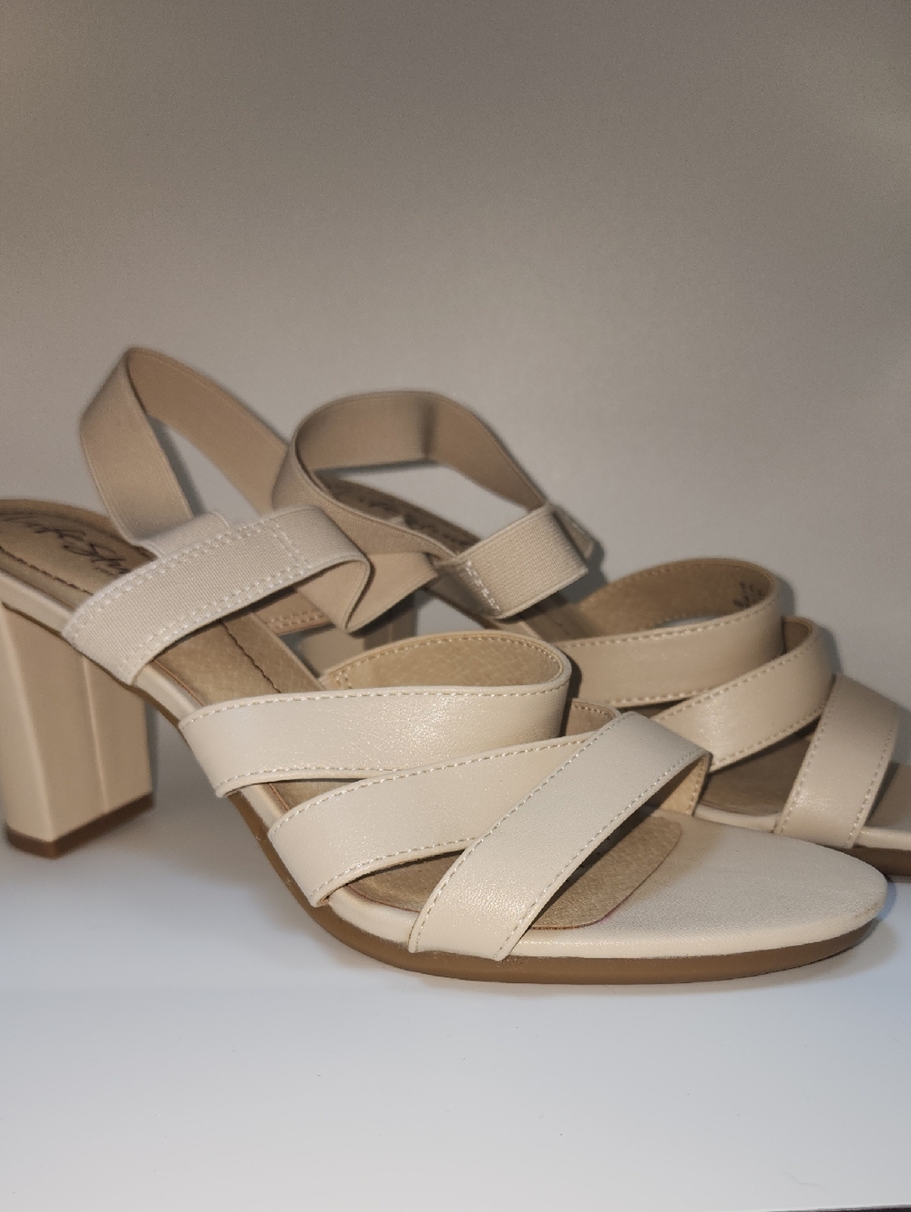 Life Stride Size 7.5 Women's Beige Strappy Block‎ Heel Sandals